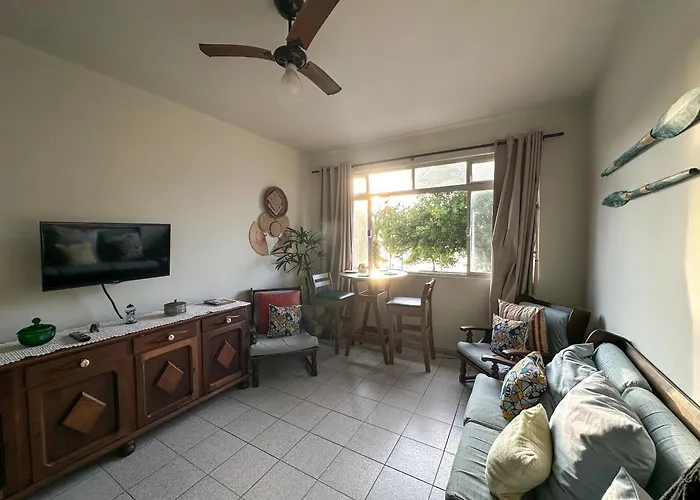 Apartamento com vista pro mar no Centro de Ubatuba - 1 vaga de garagem carro pequeno e médio porte, 2 quartos e cozinha completa