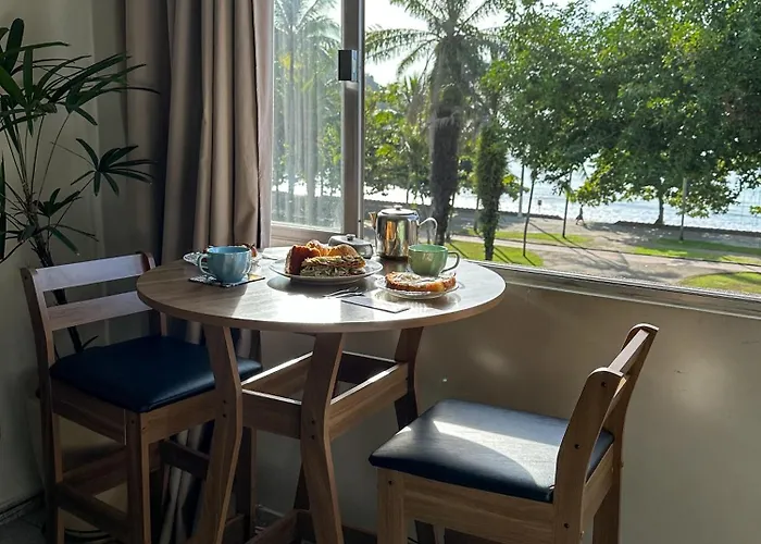 Apartamento com vista pro mar no Centro de Ubatuba - 1 vaga de garagem carro pequeno e médio porte, 2 quartos e cozinha completa
